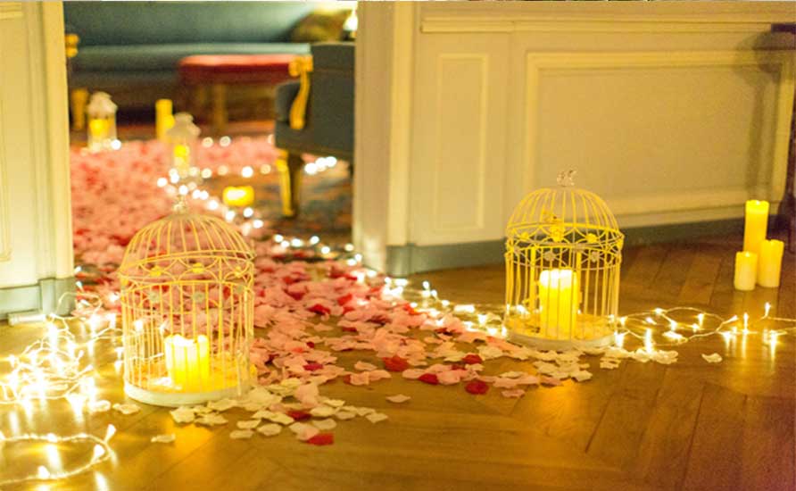 تزئین اتاق خواب عروس با استفاده شمع و گلبرگ