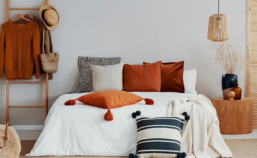 استفاده از سبک مونوکروم برای ایجاد فضایی رمانتیک در اتاق خواب