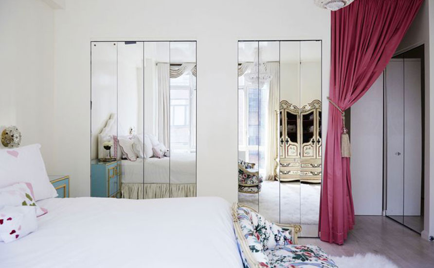 استفاده از آینه برای تزیین ساده اتاق خواب 