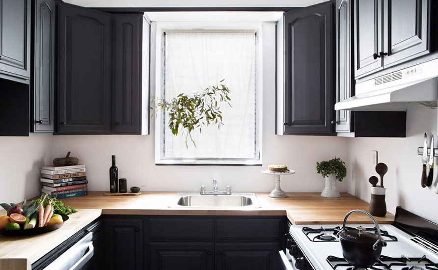 عکس ترکیب سفید و مشکی در آشپزخانه یو شکل