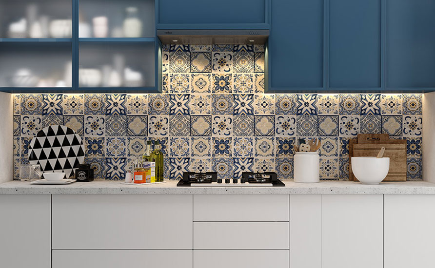 نصب کاشی طرح دار سنتی روی دیوار آشپزخانه ی سنتی ایرانی را از یاد نبرید!
